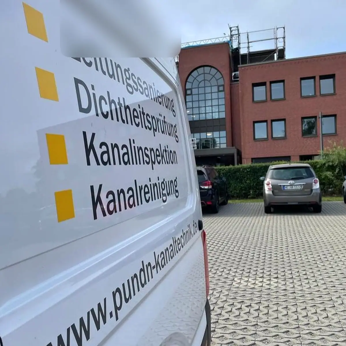 Beschriftetes Servicefahrzeug des Partnerbetriebs P&N Kanaltechnik mit Übersicht der Leistungen