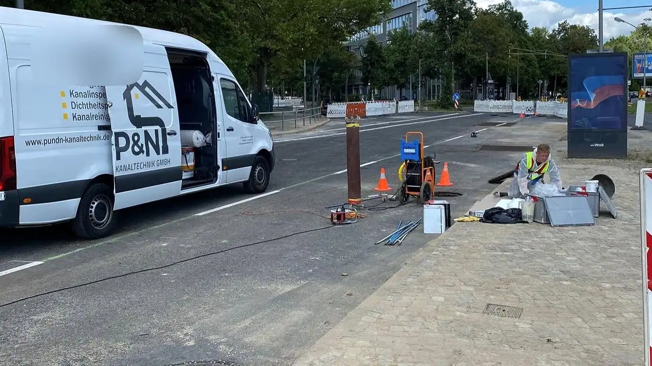 Einsatzwagen von P&N Kanaltechnik neben einer offenen Straßenbaustelle