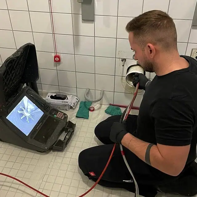 Kamerainspektion im Sanitärraum als Vorbereitung einer Prüfung durch P&N Kanaltechnik