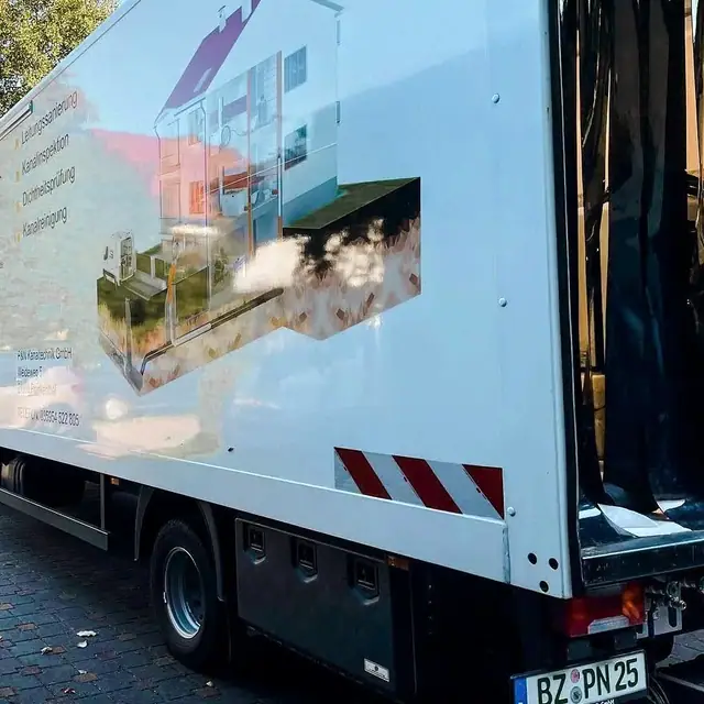 Einsatzfahrzeug des Partnerbetriebs P&N Kanaltechnik vor einem Wohnhaus