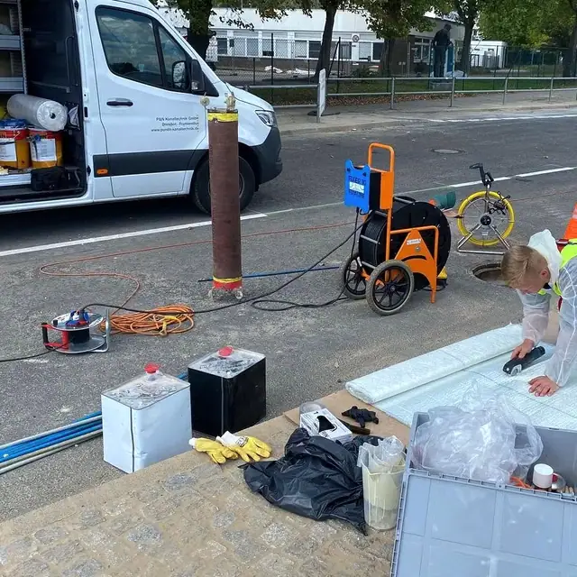 Liner-Zuschnitt am offenen Transporter des Partnerbetriebs